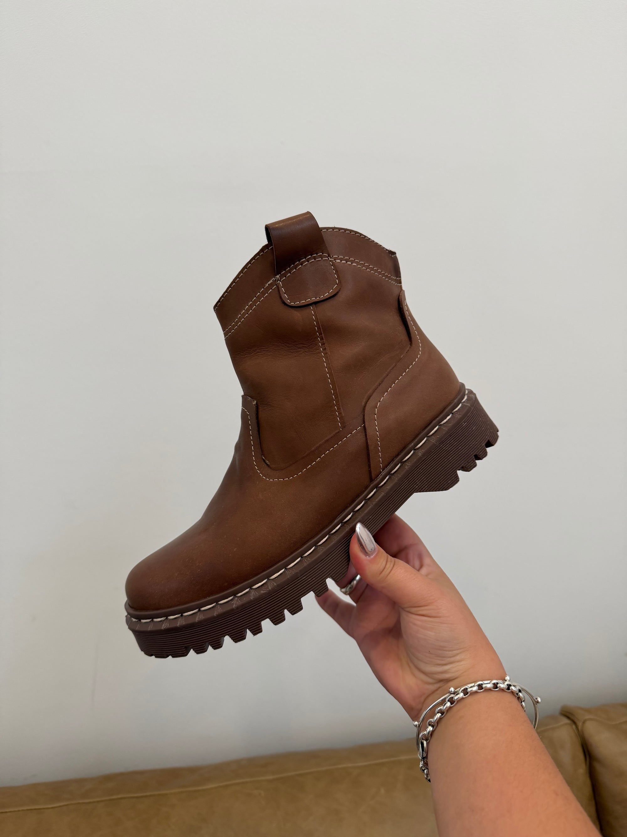 BOTA OASIS marrón suela a tono