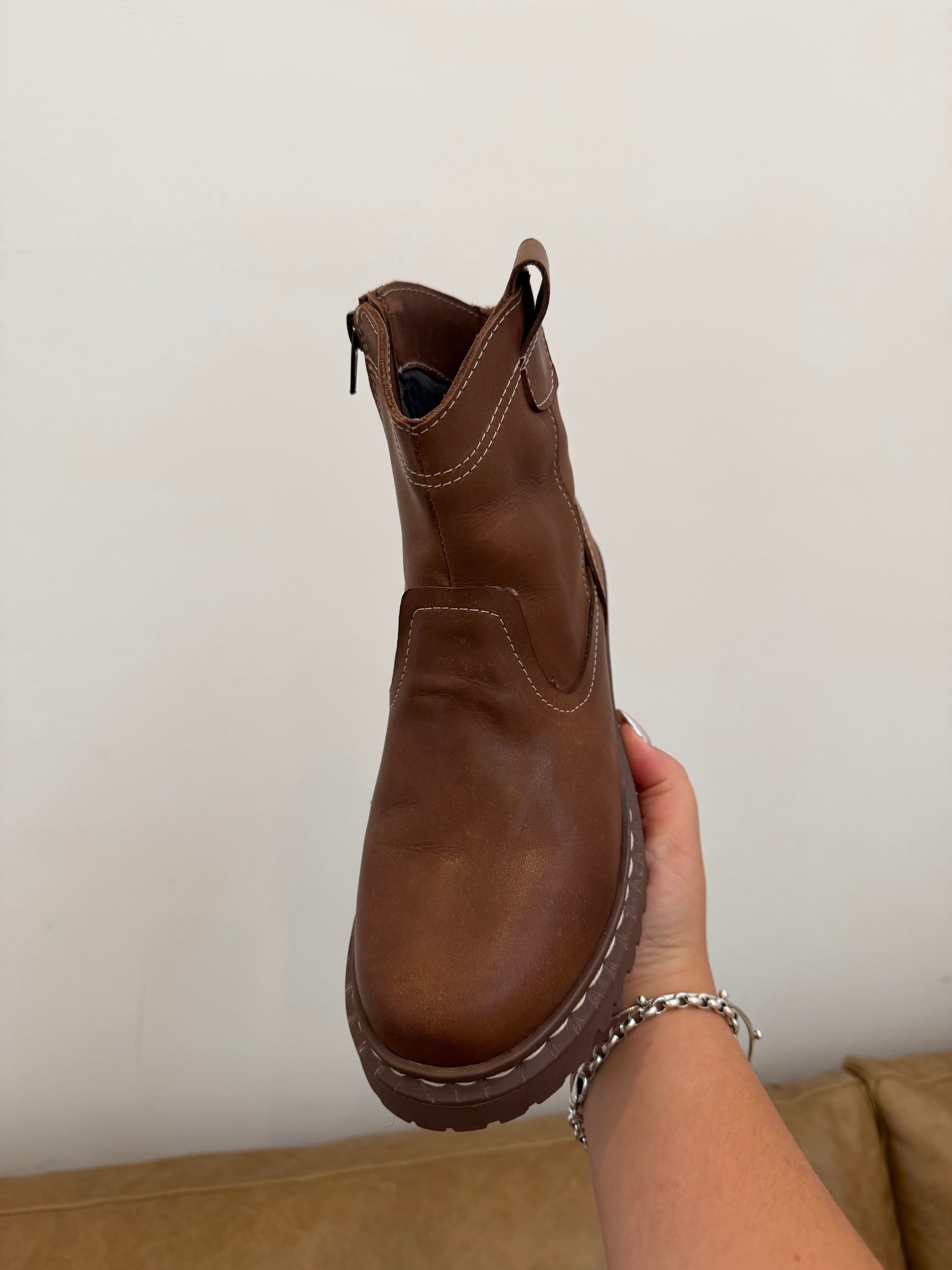 BOTA OASIS marrón suela a tono