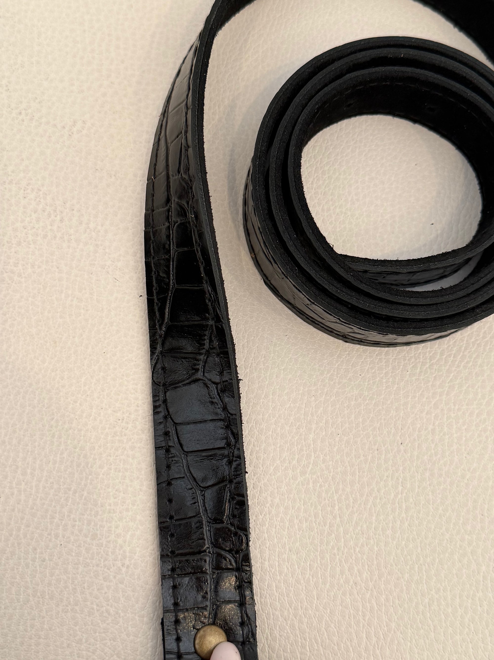 CINTO DE CUERO NEGRO CROCO